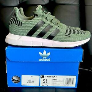 Adidas Swift Run Green/Blk/Wht Juinors size5.5